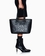 Bolso shopping logotipo en relieve y colgante metálico black